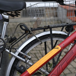 Frau Förster aus der Abteilung Ordnung und Sicherheit kennzeichnet ein verlassenes Fahrrad mit dem neuen Aufforderungsaufkleber ©Holger Wegener