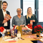 Oberbürgermeister Daniel Szarata sowie Anja Eggeling und Nacy Wesemeier aus dem Stadtmarketing stellen die Weihnachtshöfe und einige Tombolapreise vor © Holger Wegener PM Halberstadt stimmt auf die Adventszeit ein Weihnachtshöfe lassen die Altstadt erstrahlen