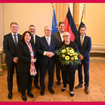 Ministerpräsident Dr. Reiner Haseloff und Ordensträgerin Frauke Weiß mit der Delegation aus Halberstadt und der Familie