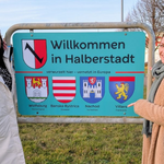Sandra Pampus, Mitarbeiterin Kulturmarketing, und Nancy Wesemeier, Leiterin Stadtmarketing, freuen sich über die frischen Willkommensschilder an den Ortseingängen Halberstadts