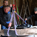 Im Auftrag des Landesmuseums für Vorgeschichte in Halle (Saale) wird der „Menhir von Dingelstedt“ für den Transport vorbereitet &copy;Holger Wegener