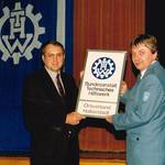 01 29.06.1991 staatssekret r lintner berreichte dem thw ortsbeauftragten f r halberstadt bartholmeus das ortsverbandschild c hilberath