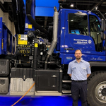 HW-Gruppenführer Steffen Lastytch vor einem kleinen THW-Kipper &copy;Kristin Lastytch für THW OV HBS