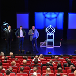 Joachim Schiemann vom Theaterförderverein, Oberbürgermeister Daniel Szarata und Generalmusikdirektor Johannes Rieger eröffnen das Schülertheaterprojekt