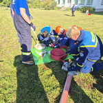 THW-Jugendgruppe_mit_der_Feuerwehr_an_dessen_Gerätschaften © THW_Ortsgruppe_Halberstadt PM Kennenlernnachmittag mit Spiel und Spaß zur THW Jubiläumsausstellung im Schraube Museum