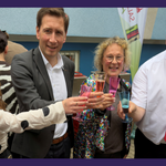 Kita-Leiterin Anja Fichtner (3.v.l.) freute sich über jede Menge Besucher und Ehrengäste, darunter Oberbürgermeister Daniel Szarata (l.), der das Engagement des Kita-Teams lobte. Um die Auszeichnung als „Kinderrechte-Kita“ gebührend zu feiern, hatte es in der vergangenen Woche ein buntes Zirkusprojekt gegeben. Die Kinder hatten sich dabei auf ihren großen Auftritt vorbereitet. Gestern war es schließlich so weit: Zum Abschluss des Projektes zeigten die kleinen Artistinnen und Artisten, was sie gelernt hatten, und sorgten mit ihrer Zirkusvorführung für viel Jubel, Trubel und Heiterkeit bei jeder Menge Konfetti. © Pressestelle / Sabrina Krug pm premiere in sachsen anhalt halberst dter kita sonnenschein als kinderrechte kita zertifiziert