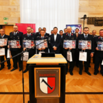 Im Rahmen der jüngsten Stadtratssitzung hat Oberbürgermeister Daniel Szarata den ehrenamtlich tätigen Kameraden und Kameradinnen der freiwilligen Feuerwehren aus Halberstadt und den Ortsteilen die Ehrenamtskarte überreicht. Das Besondere an der neuen Bonuskarte des Landkreises Harz ist, dass sie im gesamten Landkreis gilt. © Pressestelle / Holger Wegener pm ehrenamtskarte
