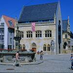 holzmarkt mit rathaus