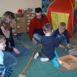 Eltern spielen mit ihren Kindern