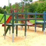 Hinter dem Sportplatz