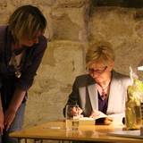 Buchlesung - Das Wagnis, Frau Kress signiert ein Buch für die Bibliothek