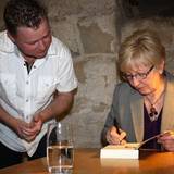 Buchlesung - Das Wagnis, Ein begeisterter Zuhörer lässt sich sein Buch signieren