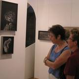 Museumsbesucher während der MoVo-Eröffnung vor dem Preisträgerbild (oben) von Diana Höhlig.