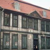 Leer stehendes Fachwerkhaus Grudenberg 11 mit Plakaten „Rekonstruktion statt Abriss“ und „Neues Forum“, Anfang 1990