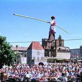 Die letzte große Feier, so der Titel des Ausstellungsabschnitts, der die Feierlichkeiten zu 1000 Jahre Markt,- Münz- und Zollrecht näher beleuchtet. Zum Höhepunkt wurde die vom 16. Juni bis 25. Juni 1989 stattfindende Festwoche, die an diesem Tag vor 35 Jahren endete. Auftritt der Geschwister Weisheit auf dem Halberstädter Holzmarkt. Foto: Burkhard Schaller ©Städtisches Museum