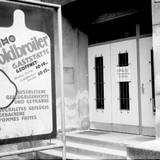 Im Treppenhaus des Museums werden Fotoaufnahmen von Burkhard Schaller gezeigt, der die 1980er Jahr sowie die Wendezeit in einmaliger weise in seinen Bildern festgehalten hat.  Gaststätte „Goldbroiler“ am Tag vor der Währungsunion, Otto-Grotewohl-Straße, (Friedrich-Ebert-Straße), 30. Juni 1990 ©Städtisches Museum