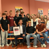 Übergabe der Freundschaftsbank im Foyer der Schule ©Stadt Halberstadt / Holger Wegener