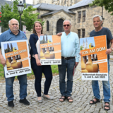 Töpfermeister Uwe Schellbach, Monika Klytta von der Tourist Information, Gastronom Jens Ganso und Töp-fermeister Hans-Georg Grube stellen das aktuelle Programm zu „Ton am Dom“ vor. ©Stefan Herfurth