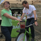 Am Smoothie-Bike erarbeitete sich hier Oberbürgermeister Daniel Szarata seinen gesunden Drink selbst. ©Holger Wegener