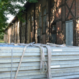 Die äußere Hülle der Harzturnhalle wird gesichert und eingerüstet ©Stadt Halberstadt / Holger Wegener