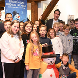 Eröffnung der Schneemann-Ausstellung mit Schülern der Grundschule „Miriam Lundner' ©Holger Wegener