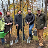 v.r.n.l. Dr. Hermann Onko Aeikens, Vorstandsvorsitzender des Gartenträume-Vereins, Minister Sven Schulze und Oberbürgermeister Daniel Szarata, Dr. Nele Herkt, Geschäftsführerin der SUNK sowie Heike Tenzer, Gartendenkmalpflegerin griffen gemeinsam zur Schaufel. ©Jeannette Schroeder