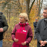 Überreichung des neuen Schneeglöckchen-Zertifikats -  Vor Ort erhielt Mirko Zerwell (li) vom Halberstädter Bergeverein e. V. als einer der ersten Förderer dieses Zertifikat von Roswitha Hutfilz, Leiterin, der Abteilung Stadtgrün (mitte) ©Jeannette Schroeder