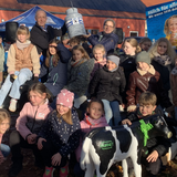 Eine Hofpause mal ganz anders: Pausenspektakel „Milch für Alle“ an der Diesterwegschule ©Jeannette Schroeder Eine Hofpause mal ganz anders: Pausenspektakel „Milch für Alle“ an der Diesterwegschule ©Jeannette Schroeder