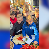 Eine Hofpause mal ganz anders: Pausenspektakel „Milch für Alle“ an der Diesterwegschule ©Jeannette Schroeder Eine Hofpause mal ganz anders: Pausenspektakel „Milch für Alle“ an der Diesterwegschule ©Jeannette Schroeder