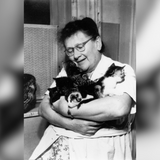 Margarete Schraube mit ihren Katzen, 1962 ©Städtisches Museum Halberstadt – Schraube-Museum