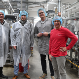 Fachbereichsleiter Thomas Rimpler, Oberbürgermeister Daniel Szarata sowie Steffen Kops und Notker Karpf von Cardinal Health bei der Betriebsführung ©Holger Wegener / Stadt Halberstadt