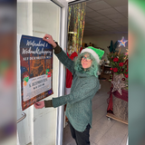 Das Floristikgeschäft „Die Blume“ ist frisch auf den Breiten Weg gezogen und beteiligt sich an der Aktion am 5. Dezember mit gebrannten Mandeln und Kinderpunsch. Floristin Sophie Schulz macht mit einem Plakat auf die Aktion aufmerksam. ©Nicole Huhn, Stadtmarketing