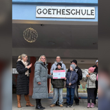 Kinder der Grundschule 'Goethe' übergeben Spendenerlös ©Grundschule 