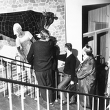 Walter Ebeling erläutert sein Werk im Verwaltungsgebäude des Wasserwerks Wienrode (heute Fernwasser Elbaue-Ostharz GmbH) am 29. August 1965, Photo-Studio Mahlke &copy;Städtisches Museum Halberstadt