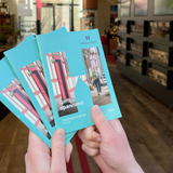 Inka Rübsam, neue Mitarbeiterin der Tourist Information Halberstadt, präsentiert die neue Broschüre &copy;Hanna Dwenger