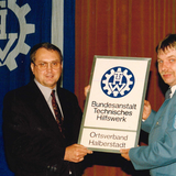 29.06.1991, Staatssekretär Lintner überreichte dem THW-Ortsbeauftragten für Halberstadt, Herrn Bartholmeus, das Ortsverbandschild &copy;(Archiv THW OV Halberstadt, Foto: Hr. Hilberath) 