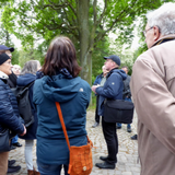 Direktor Rüdiger Becker während der Vogelstimmen-Wanderung &copy;Archiv Heineanum