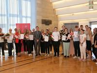 Gratulation zur abgeschlossenen Ausbildung und Begrüßung der neuen Auszubildenden