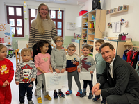 Sternsinger erhalten Spendengeld des Hilariusmahls