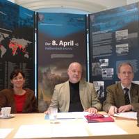 Simone Bliemeister, Armin Schulze und Dr. Volker Bürger stellen die Themen der Ausstellung vor.