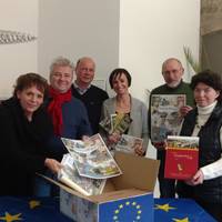 Jeannette Schroeder, Holger Werkmeister, Thomas Rimpler, Katja Kratzius, Werner Fricke und Ursula Kirste präsentieren das Langensteiner Paket samt Inhalt
