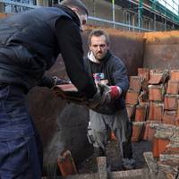 Gut sortiert sollen die nicht beschädigten Dachziegel bei Sanierungsvorhaben in der Altstadt wieder verwendet werden.