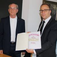 Übergabe der Chronik „100 Jahre Kegelsport in Halberstadt“ an OB Henke