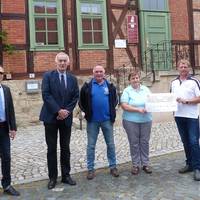 Huy-Burgen-Lauf-Verein übergibt 600-Euro-Scheck für Schachmuseum