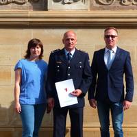 Kerstin Schmieder (Abteilungsleiterin Personal), Ingo Wetzel (Abteilungsleiter Feuerwehr) und Oberbürgermeister Andreas Henke (v. l. n. r.)