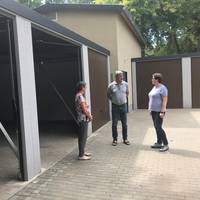 (von links) Ulrike Lemme, Betriebsleiterin des Stala, Hochbauamtsleiter Jörg Wolansky und Hannelore Lorenz, Leiterin des städtischen Friedhofes, vor dem neuen Garagenkomplex auf dem Friedhofsgelände