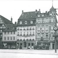 Holzmarkt mit Blick auf den Holzmarktbrunnen und auf die Ratsapotheke, um 1915