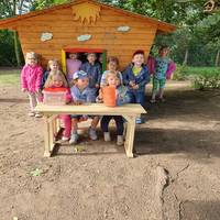 Die Waldblick Kinder in ihrem neuen Spielhäuschen.