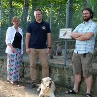 Lions Club übergibt Infotafeln für Kinder an den Tiergarten
