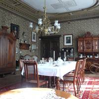 Das Prunkstück der Ausstellung ist der 1871 erbaute, fast im Original erhalten gebliebene Salon, der bis 1980 von Fräulein Schraube genutzt wurde.